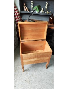 Jolie malle ou coffre sur pieds pin massif 2