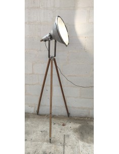 Projecteur industriel Mazda sur trépieds en bois