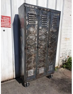 Ancien vestiaire trois portes décors triangle