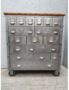 Meuble d'atelier en métal à seize tiroirs, mobilier industriel dans le Nord