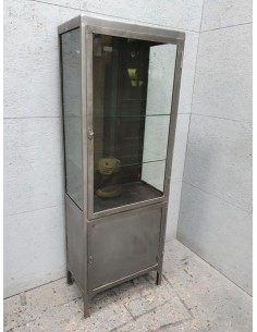 Vitrine médicale deux portes métal, mobilier vintage industriel dans le Nord