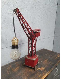 Lampe industrielle grue rouge jouet en tôle 2