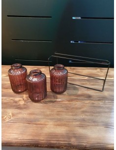 Trio de flacons côtelé en verre rose épais sur socle métal 2