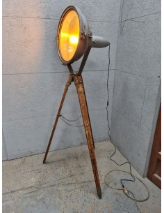 Projecteur industriel Mazda sur trépied bois ancien