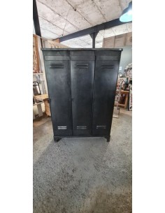 Ancien vestiaire Strafor trois portes en métal cotés ondulé 2