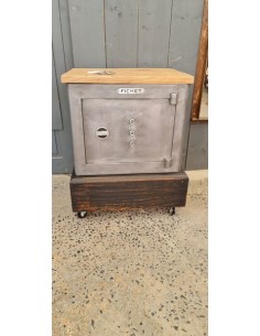 Ancien coffre fort Fichet sur socle bois à roulettes