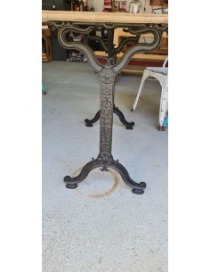 table bistrot pied en fonte travaillé 2
