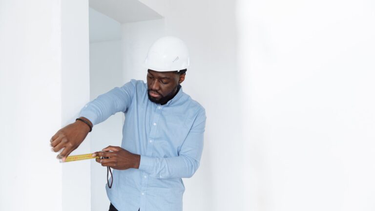 Comment couper un bardage PVC en angle sans scie circulaire ?