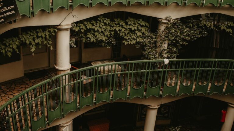 Comment décorer un balcon étroit avec un garde-corps design ?