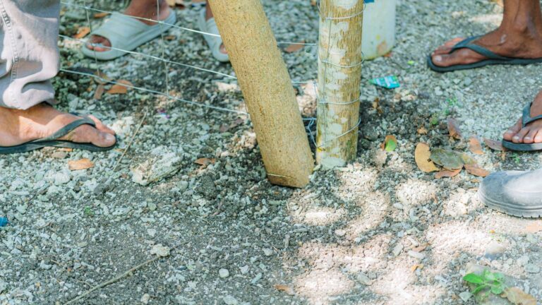 Comment poser une clôture rigide sur terrain en pente ?