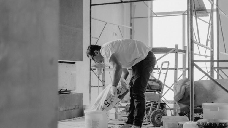 Comment reboucher un trou dans un mur en parpaing ?