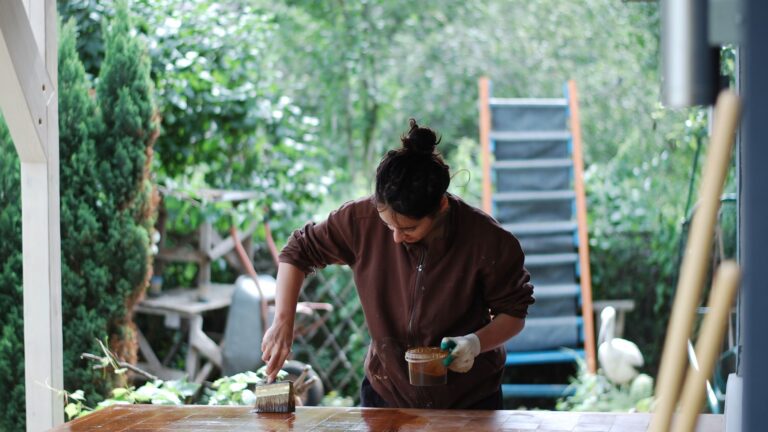 Comment traiter le bois de jardin contre l’humidité ?