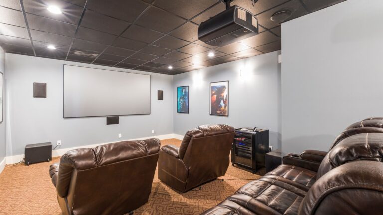 Créer un cinéma privé chez soi : expérience, technologie et tendances